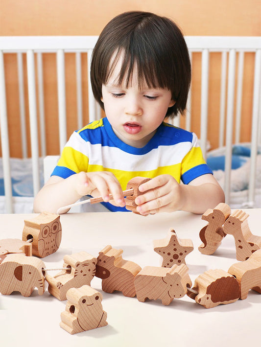 子どもがひも通しで遊ぶシーン