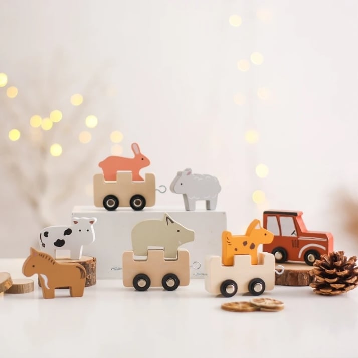 木製アニマルトレイン 照明の下で飾った様子