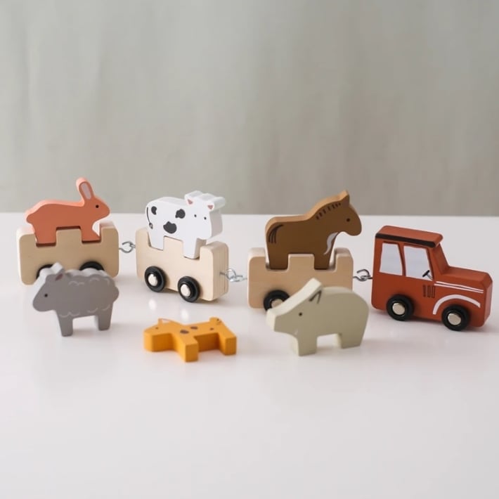 木製どうぶつトレイン 動物ブロックを載せて遊ぶ