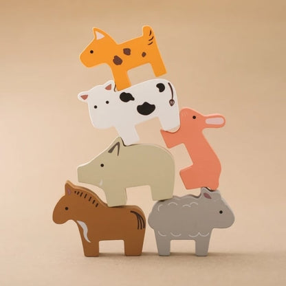 木製つみきトレイン 山の背景付き