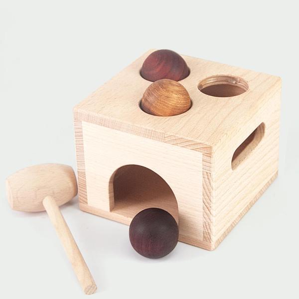 ンマーでボールを叩いて遊ぶ様子