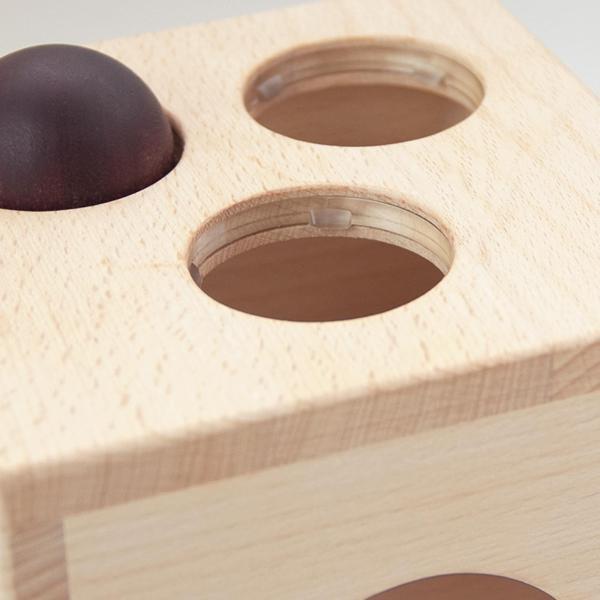 横から見た木製ボール落とし