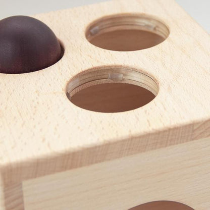 横から見た木製ボール落とし