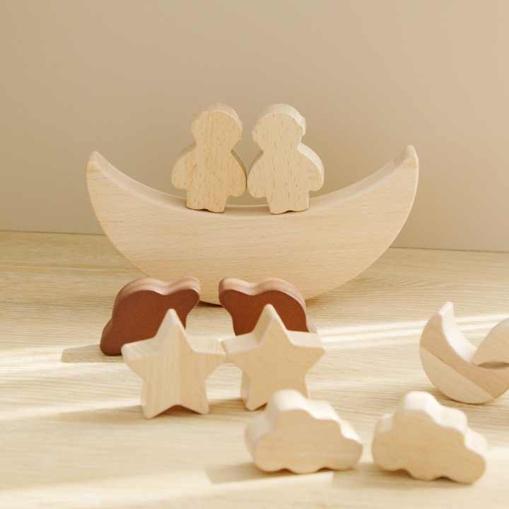 三日月の土台に積まれたブロック