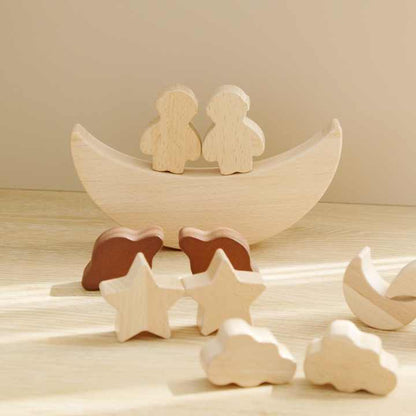 三日月の土台に積まれたブロック