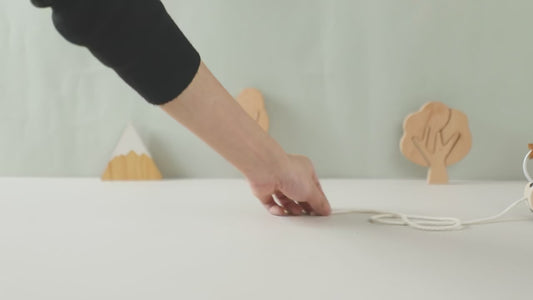 ブロックを積んで連結しトレインを走らせる様子の短い動画