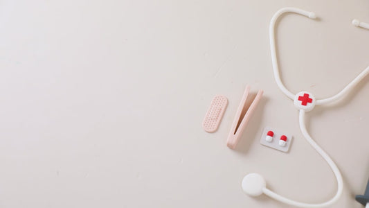 聴診器で診察ごっこをする様子(手元アップ)