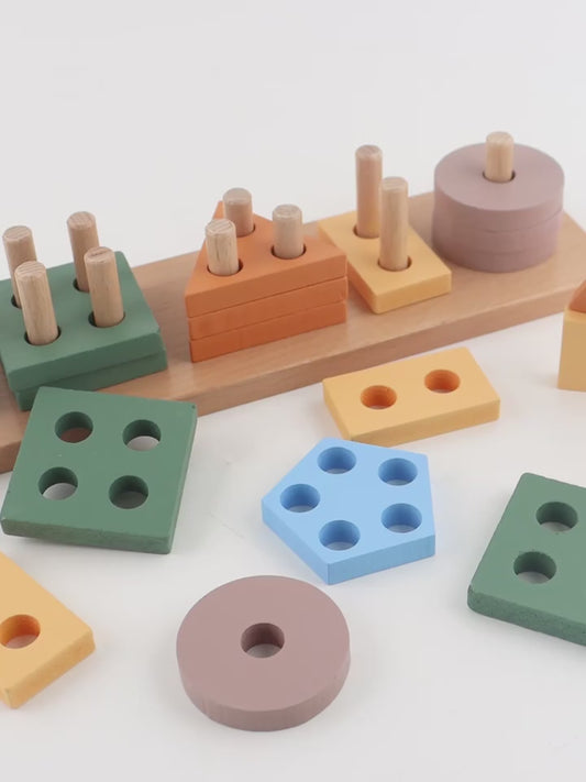 ロックをペグに差して積む手元アップ