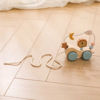 子どもが連結トレインを手で押して遊ぶ様子