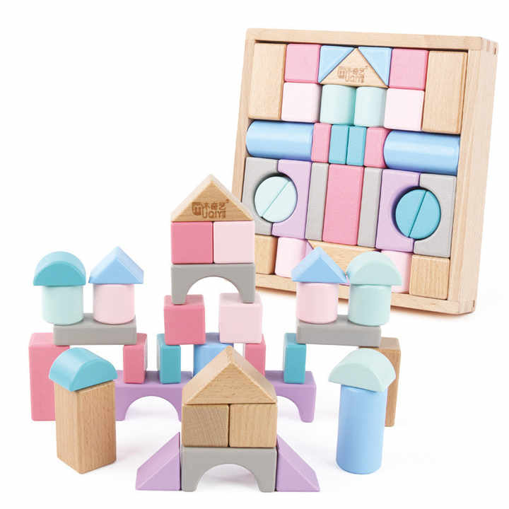 高く積み上げたカラフルブロックの遊び例