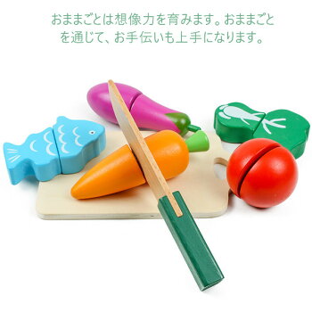 まな板と包丁でカットする瞬間の手元