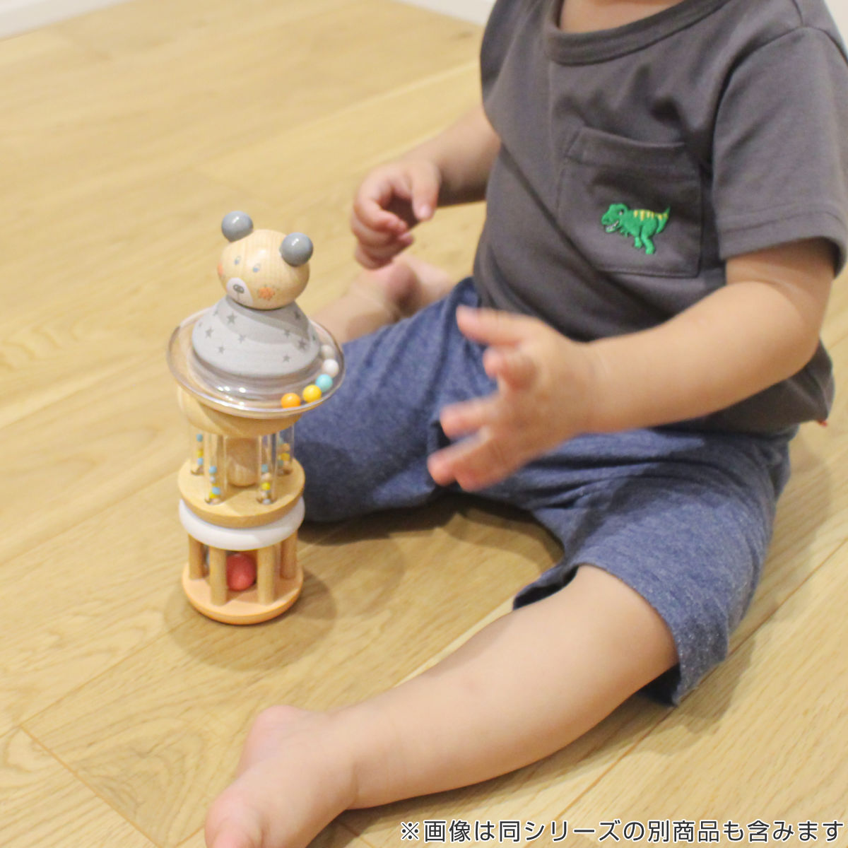 赤ちゃんが手に持って遊ぶ木製ラトル