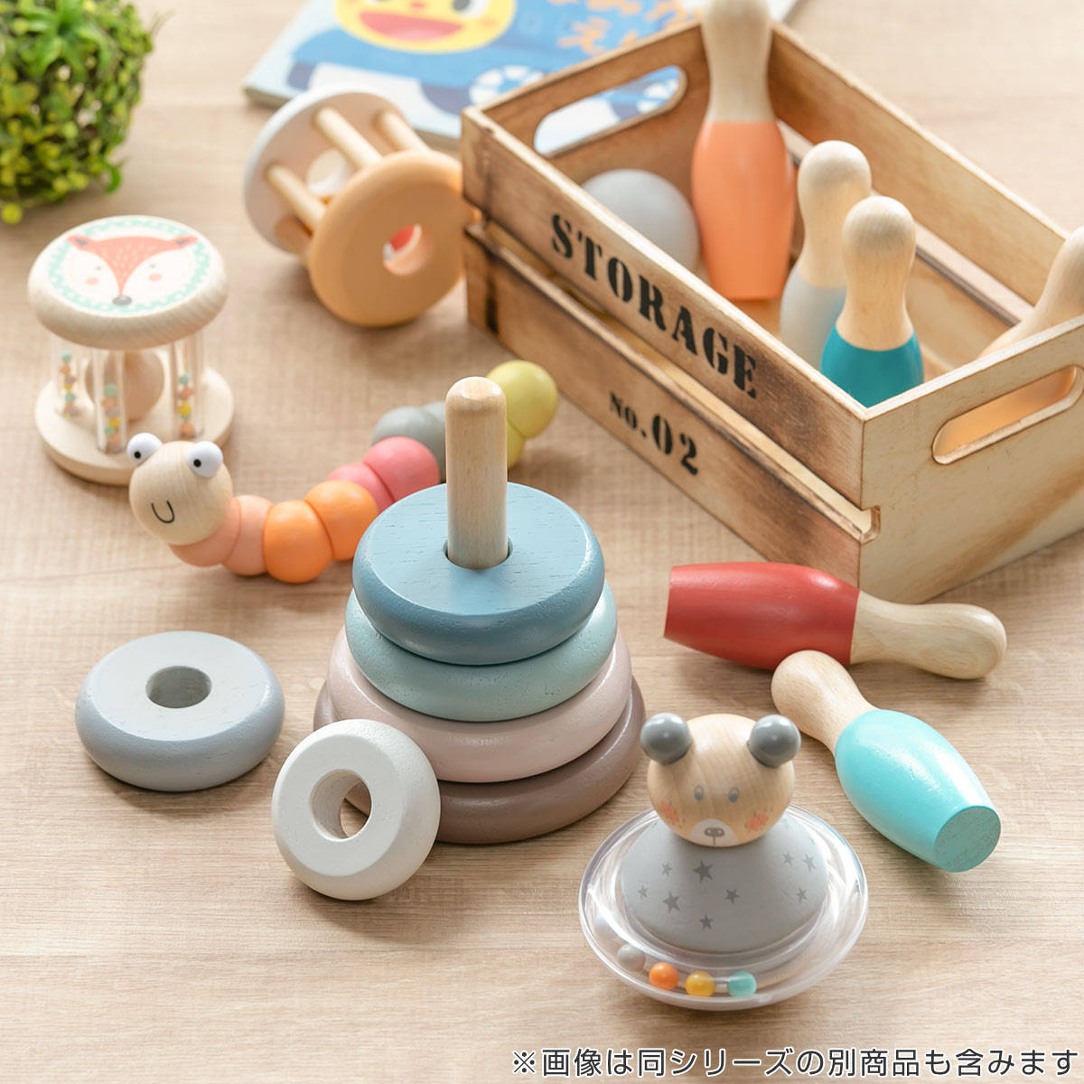 赤ちゃんが床で遊んでいる木製ローリーポリーラトル