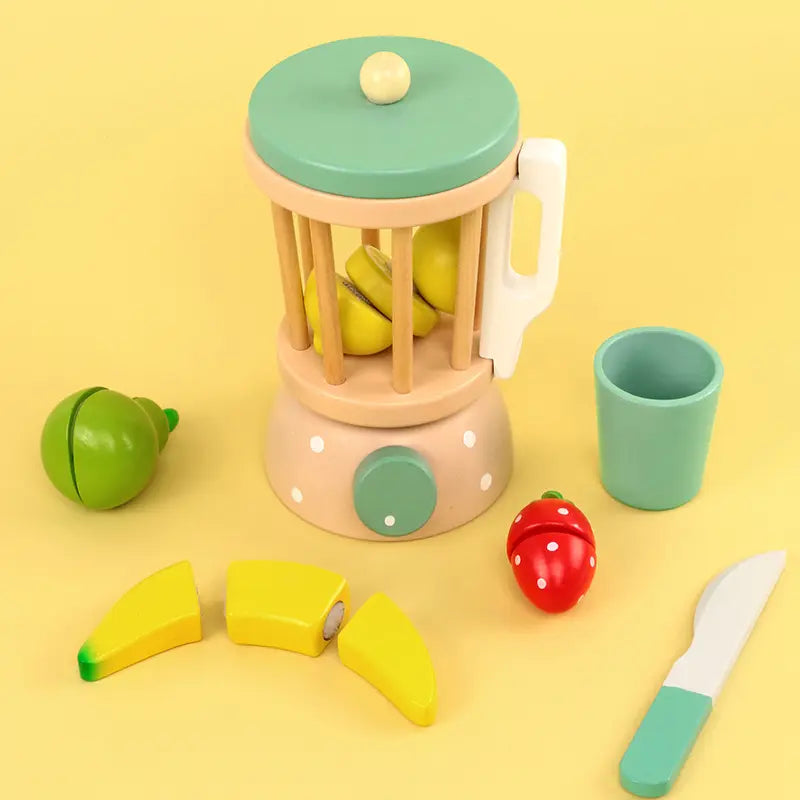 フルーツピースを容器に入れてハンドルを回すごっこ遊び