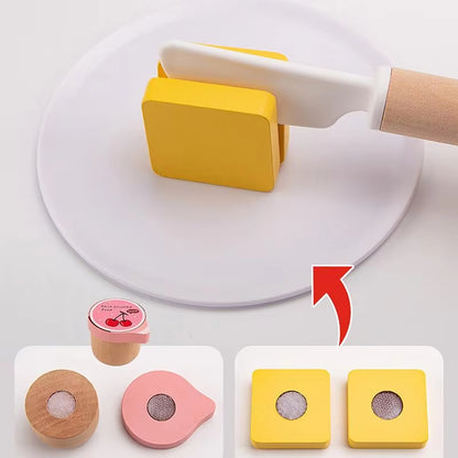 ナイフでジャムを塗り皿に盛りつけるイメージ