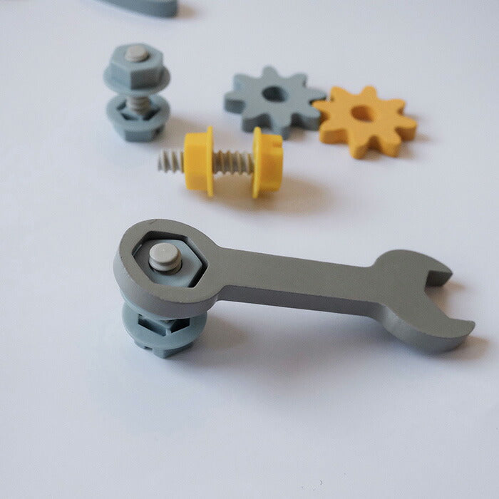 親子で工具セットを楽しむシーン