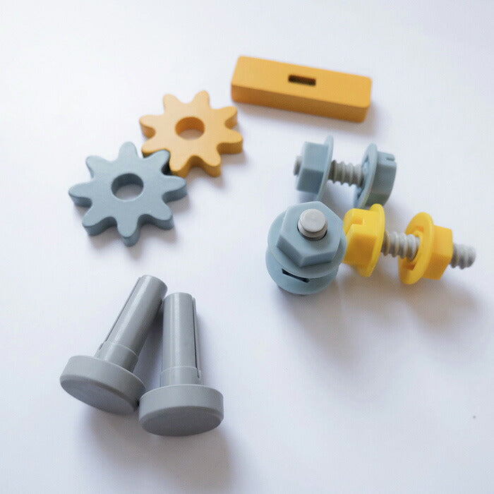 ギアとボルトを組み合わせて遊ぶ様子