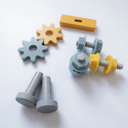 ギアとボルトを組み合わせて遊ぶ様子