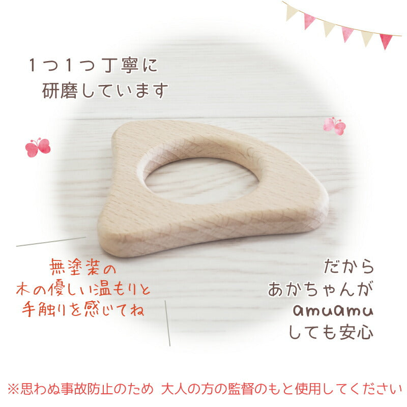 赤ちゃんの手に持たれる様子