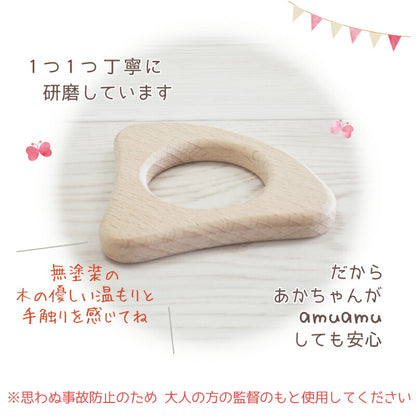 赤ちゃんの手に持たれる様子